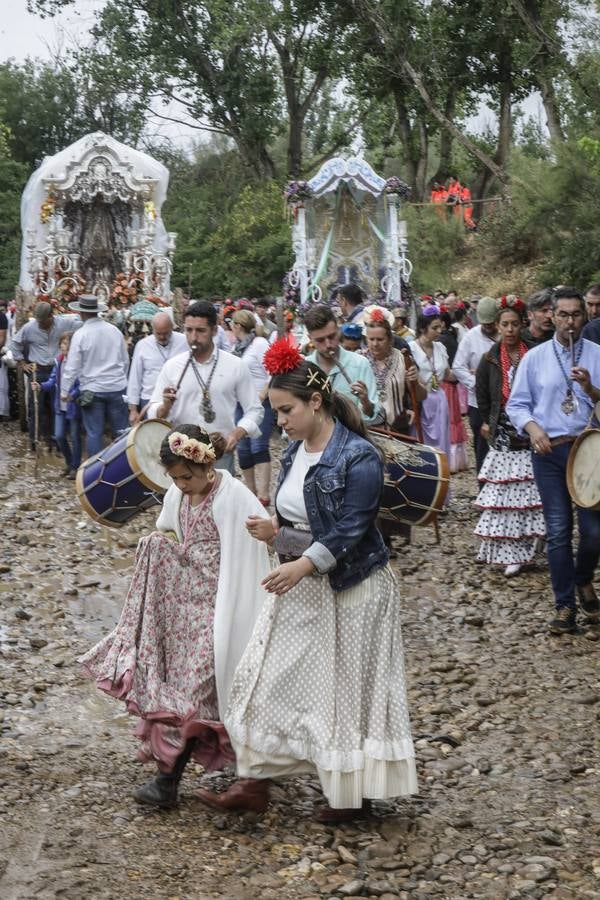 Diferentes momentos del paso de hermandades, este martes, por el Vado de Quema