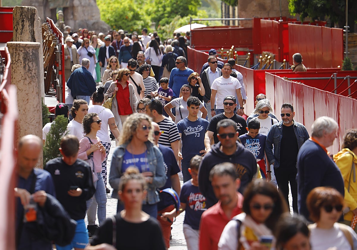 Colas de turistas por el itinerario de la carrera oficial de la Semana Santa de Córdoba 2023