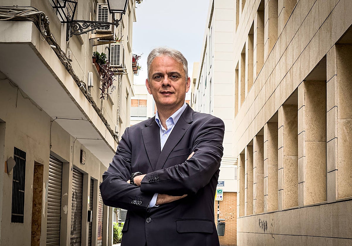 El candidato de Unides Podem-EU a la Presidencia de la Generalitat, Héctor Illueca, posa para ABC en Valencia