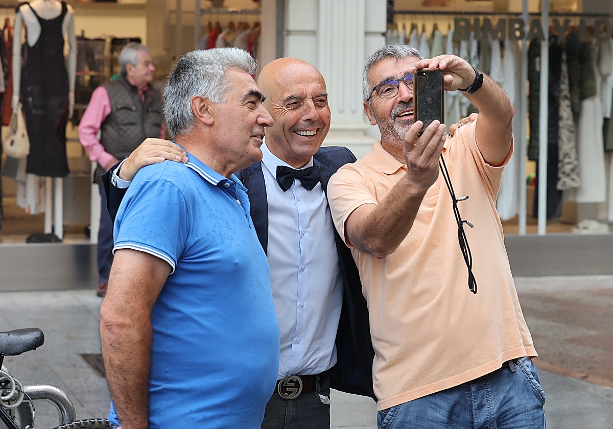 El aspirante a la Alcaldía se hace un selfi con dos simpatizantes