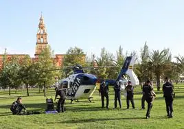 La exhibición de drones de la Policía Nacional en la Feria de Córdoba, en imágenes