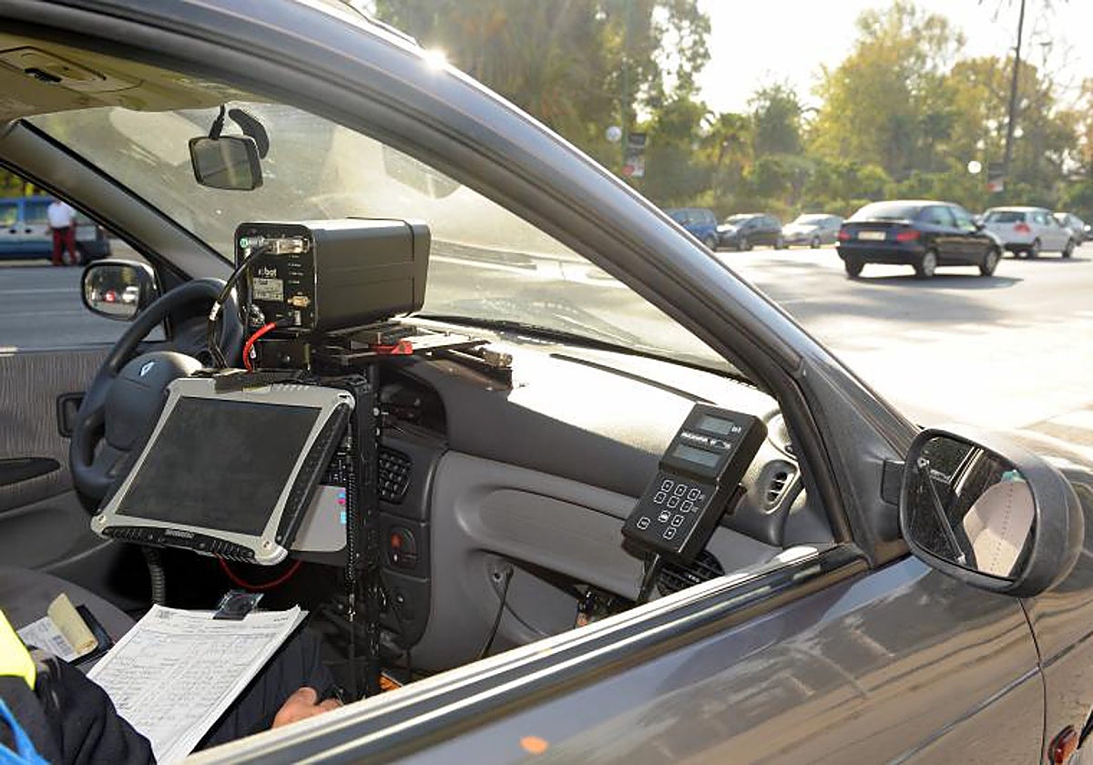 Radar en un vehículo camuflado de la Policía Local en Sevilla