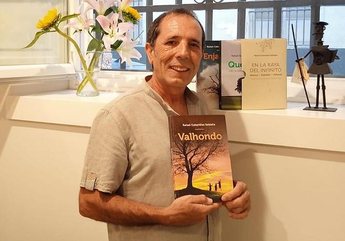 Rafael Cabanillas posa con su novela 'Valhondo' y el resto de la trilogía