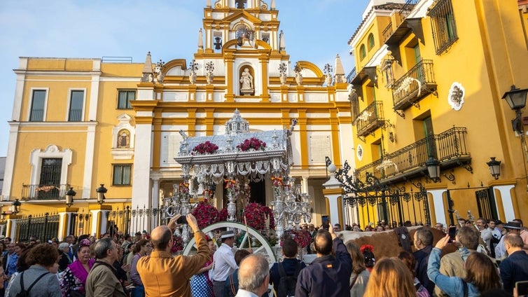 La salida, en imágenes, de la hermandad del Rocío de la Macarena