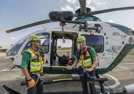 Rescatistas de montaña en el Rocío para sacar a romeros por el aire