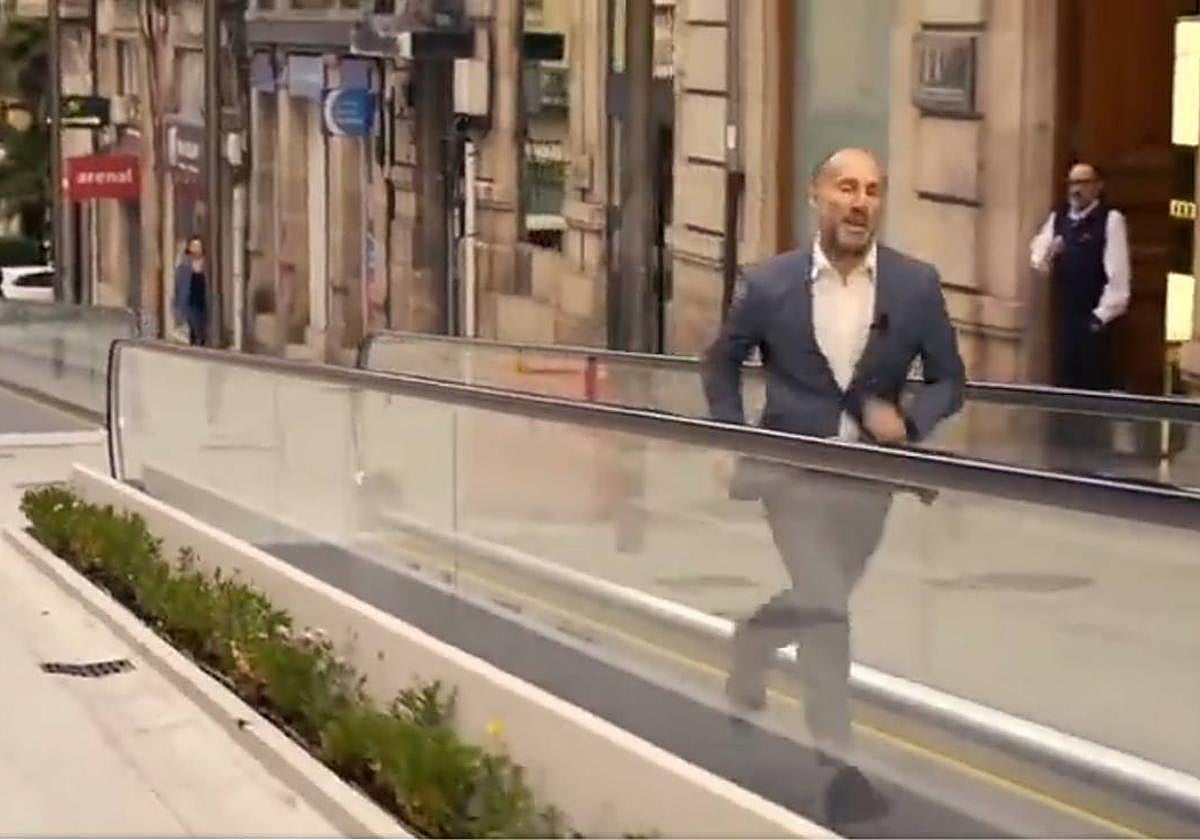 El vídeo en el que el polémico alcalde de Orense imita a Ayuso y corre en traje por las calles de su ciudad