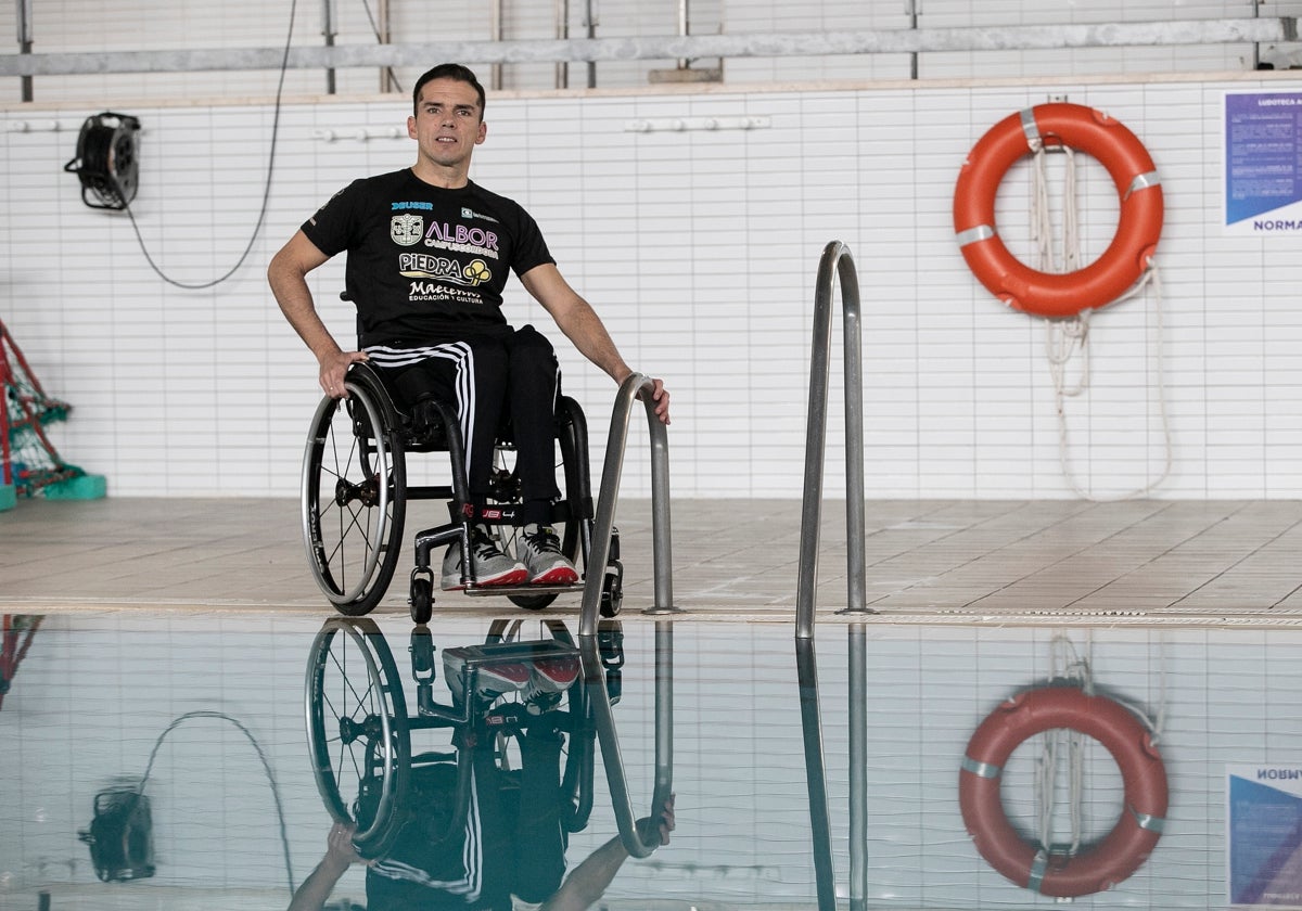 El nadador cordobés Paco Salinas en la piscina de Poniente de Córdoba