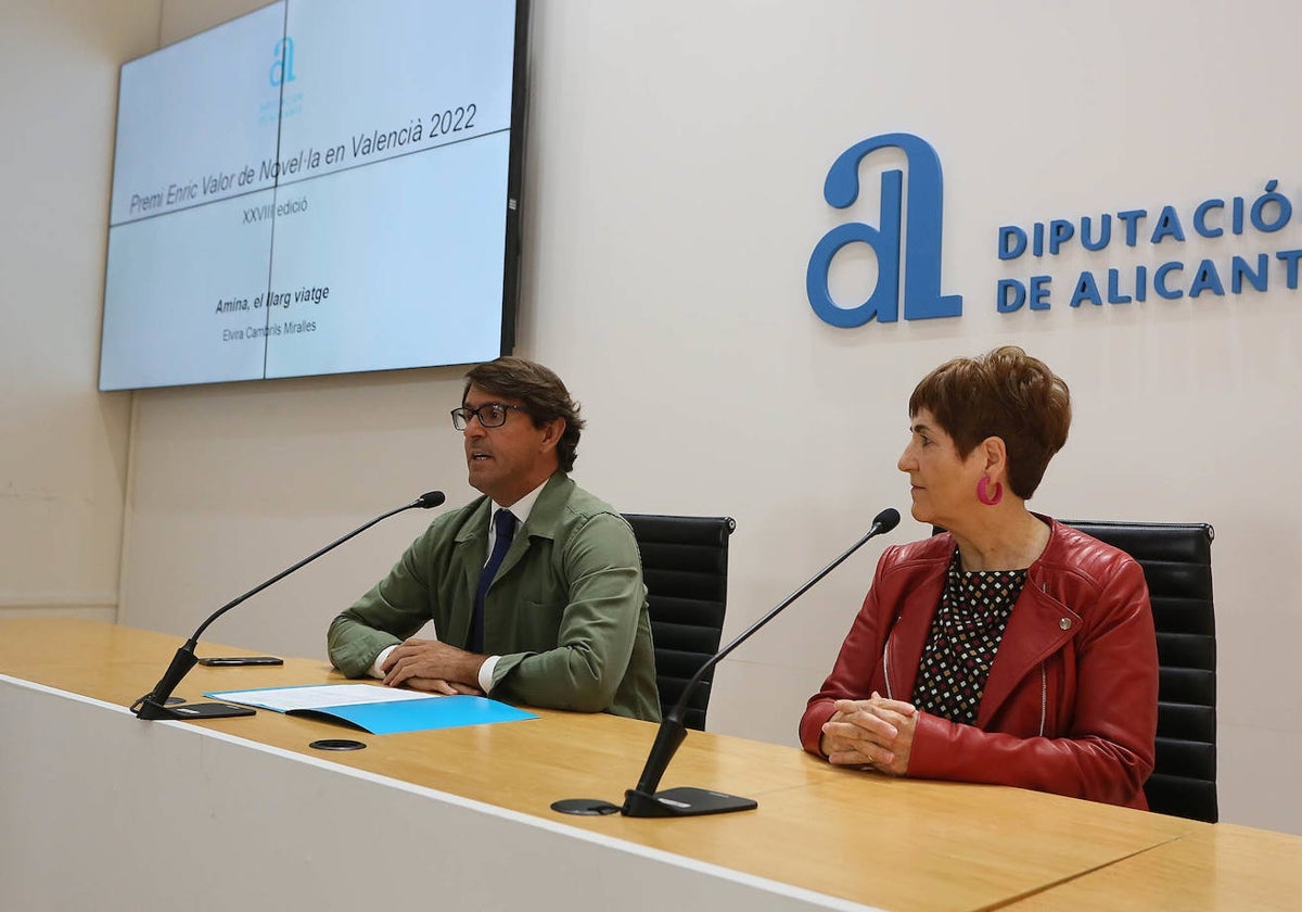 Imagen de Juan de Dios Navarro y Elvira Cambrils durante la celebración del Premi Enric Valor