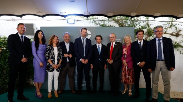 Foto de grupo del expresidente con el alcalde de Málaga, representantes del PP y del Círculo de Empresarios