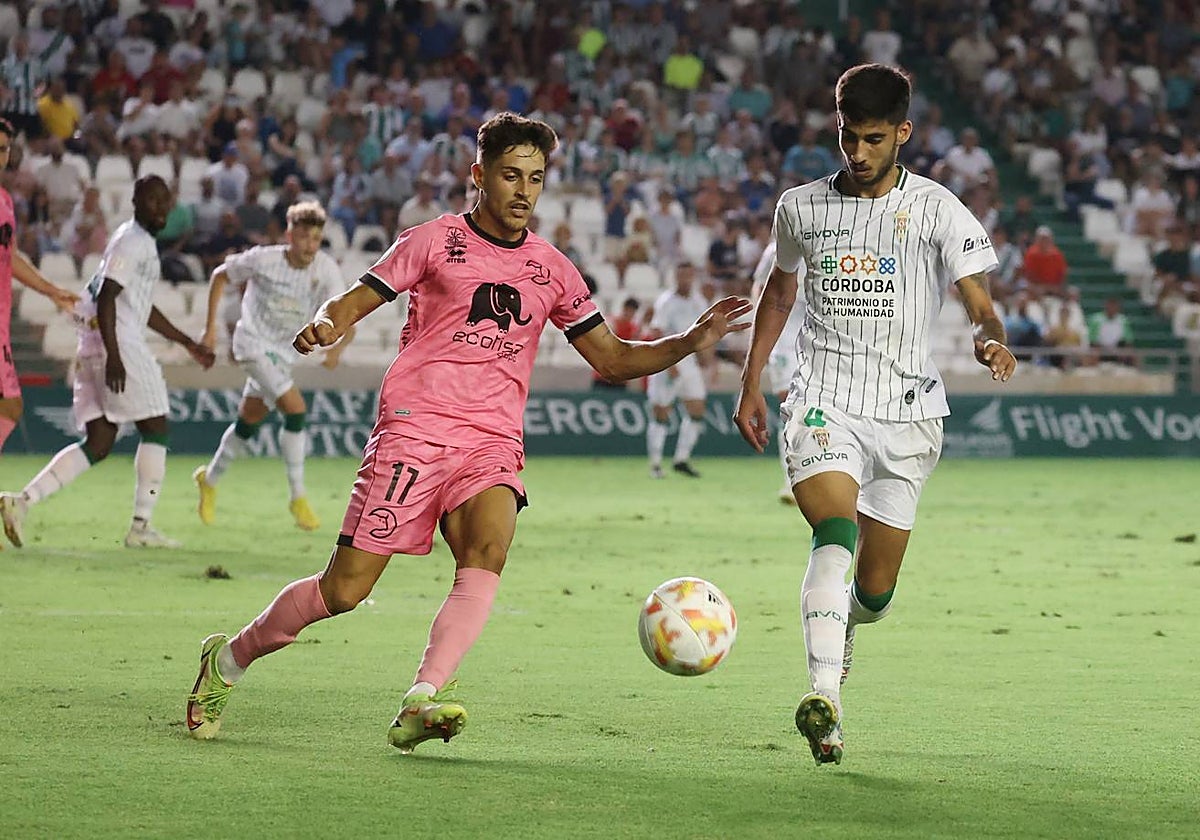 Calderón ante un rival del Unionistas de Salamanca esta temporada