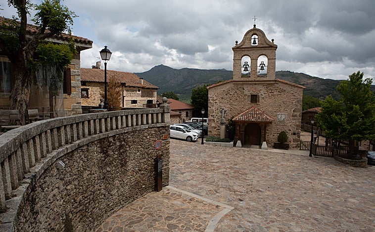 Imagen principal - Imagen de la plaza principal de La Hiruela, con la iglesia; Paco, el exalcalde; y un matrimonio paseando por las calles