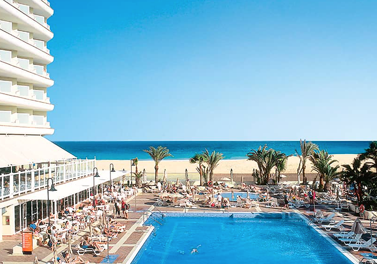 Piscina exterior del hotel 'Oliva Beach'