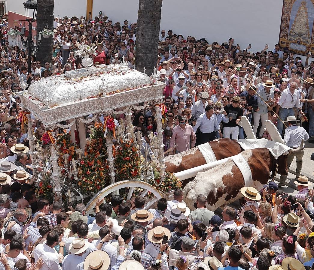 Ambiente del paso de algunas hermandades del Rocío por Villamanrique de la Condesa