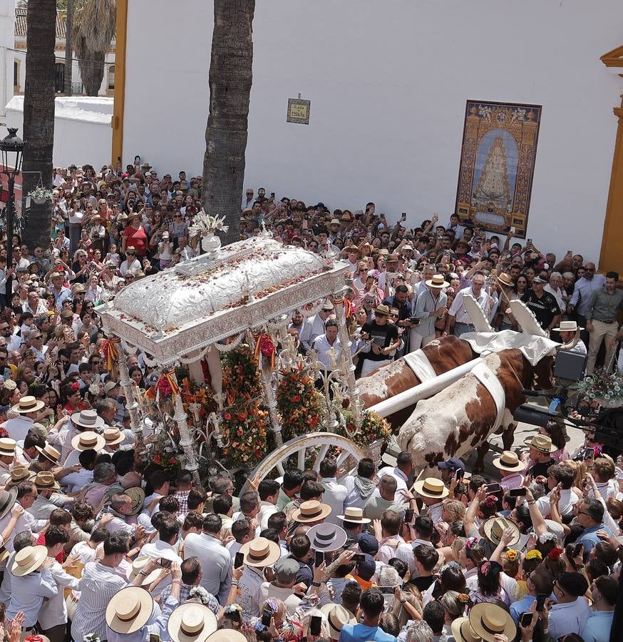 Ambiente del paso de algunas hermandades del Rocío por Villamanrique de la Condesa