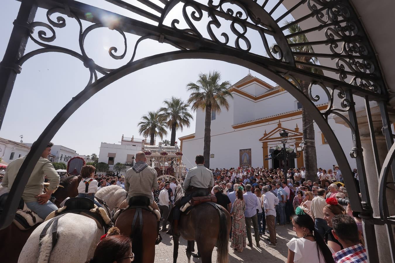 Ambiente del paso de algunas hermandades del Rocío por Villamanrique de la Condesa