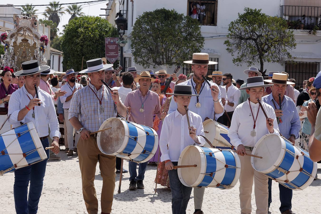 Ambiente del paso de algunas hermandades del Rocío por Villamanrique de la Condesa