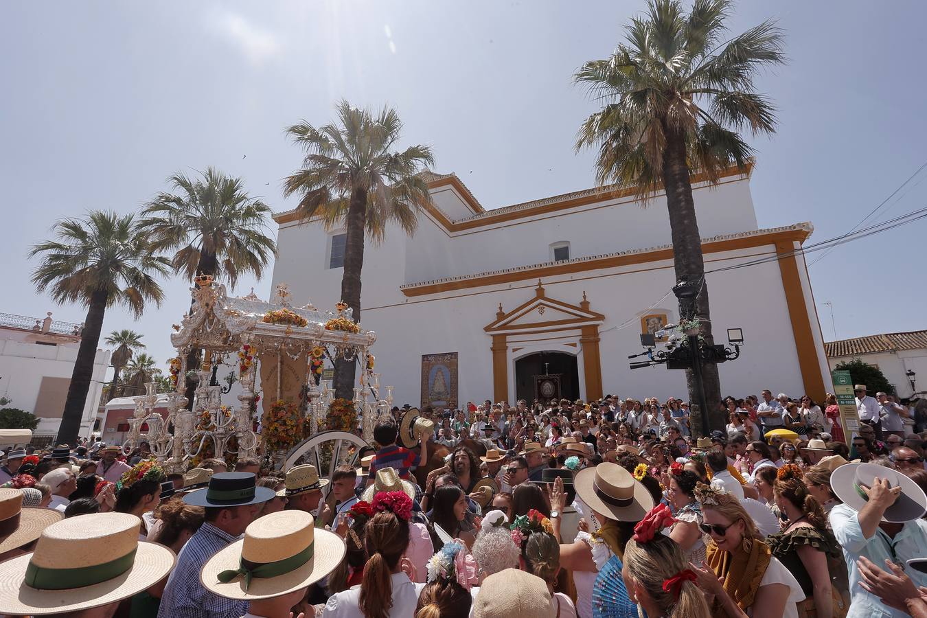 Ambiente del paso de algunas hermandades del Rocío por Villamanrique de la Condesa