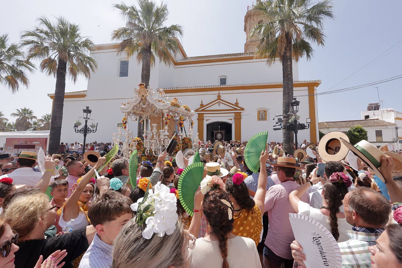 Ambiente del paso de algunas hermandades del Rocío por Villamanrique de la Condesa
