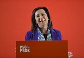 Robles compromete la ayuda de Defensa al alcalde socialista para «abrir Ferrol al mar»
