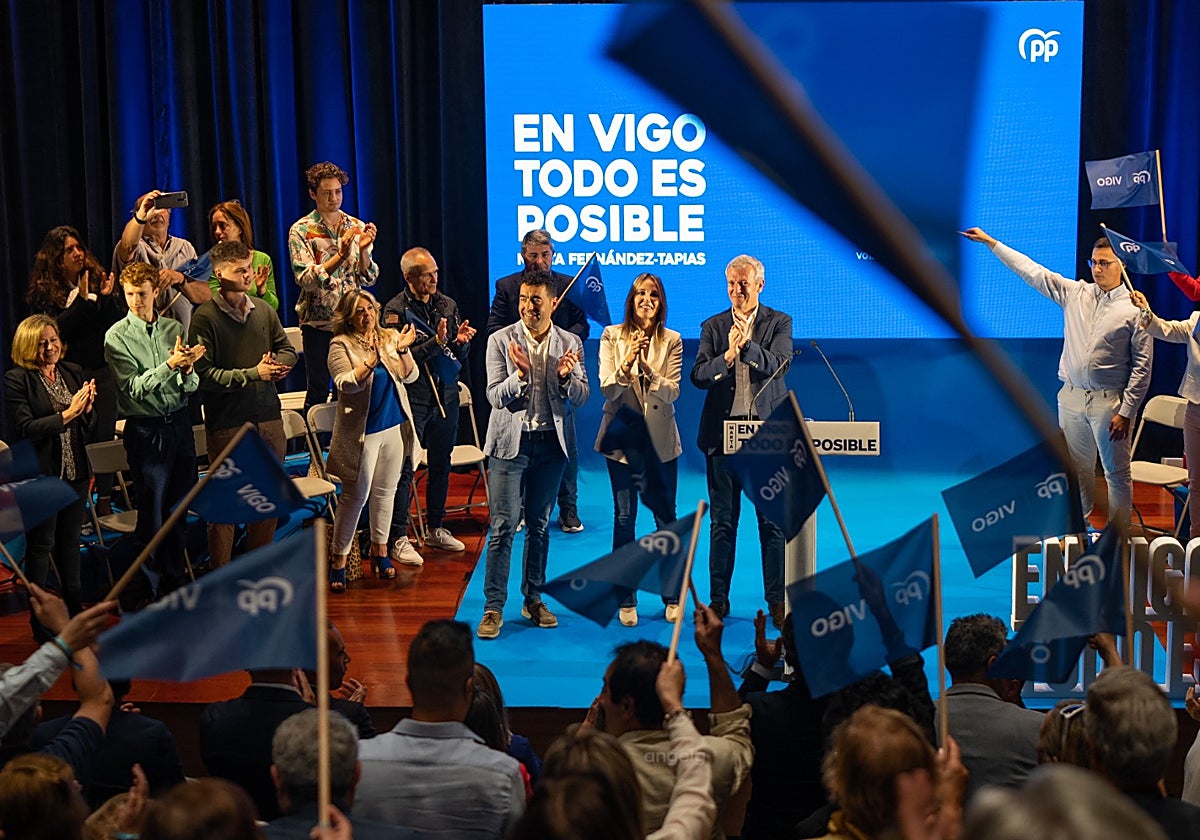 Alfonso Rueda y Luis López, este viernes en Vigo, en el mitin central del PP, con Marta Fernández-Tapias
