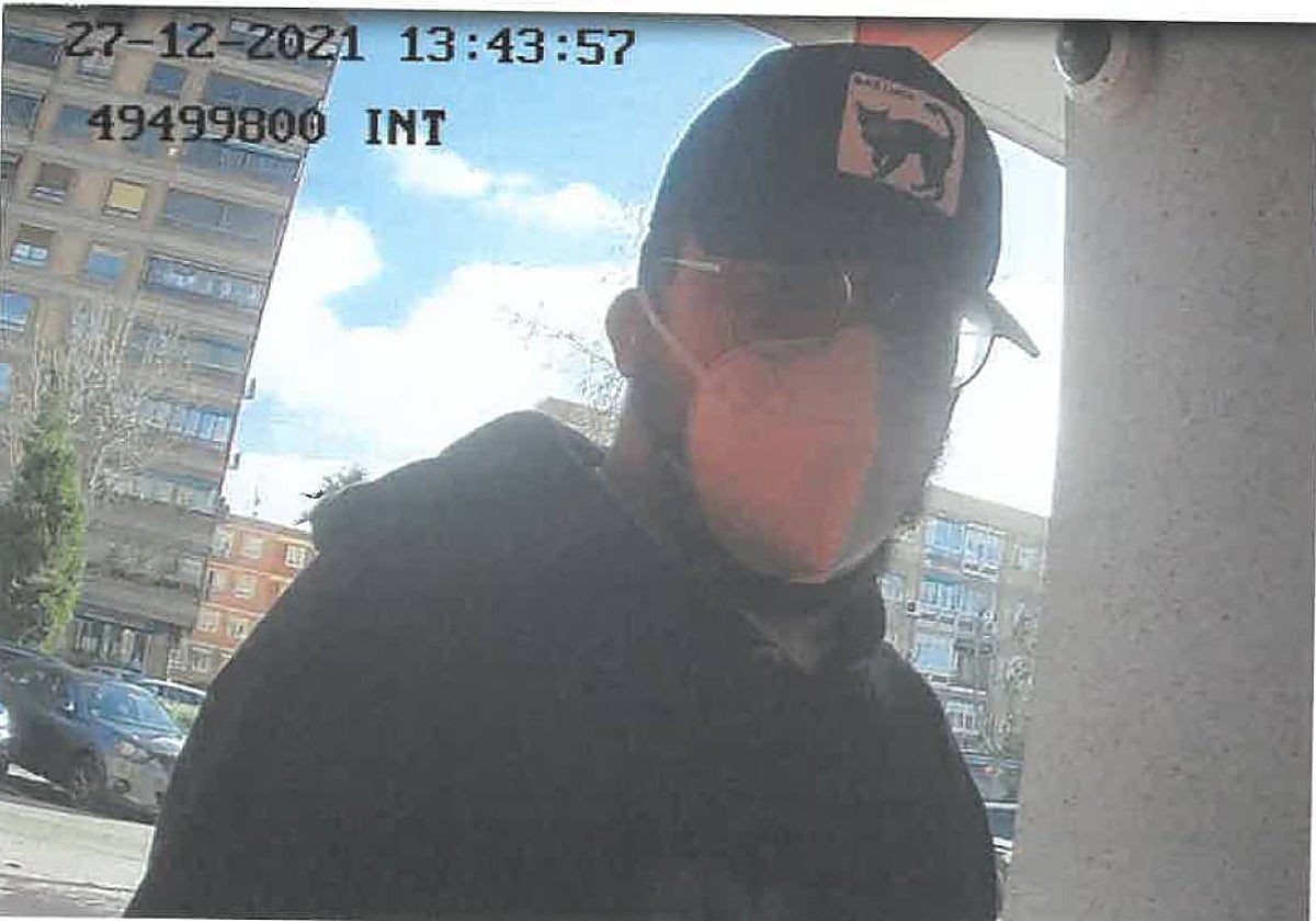 Imagen captada por las cámaras de seguridad de una sucursal bancaria donde se habría sacado parte de las nóminas de funcionarios desviadas
