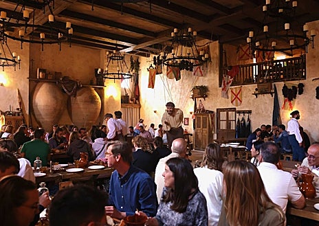 Imagen secundaria 1 - Tercera gran novedad del año en Puy du Fou: El Bodegón del Capitán, restaurante-espectáculo