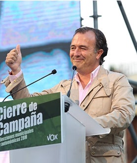 Imagen secundaria 2 - En las imágenes diferentes momentos del cierre de campaña de Vox en la plaza del Ayuntamiento. Abascal y los candidatos a la alcaldía y a la Junta. A la derecha, David Moreno durante su intervención