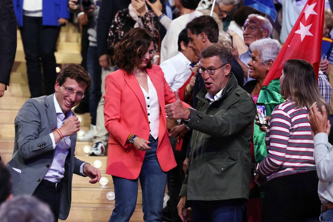 En el PP todo son sonrisas, conscientes de las buenas perspectivas que se le auguran. No es casual que Feijóo eligiera Madrid para simbolizar la unión del partido que representan. Incluso bromeó con Almeida: «Pese a ser del Atleti, sabe ganar»