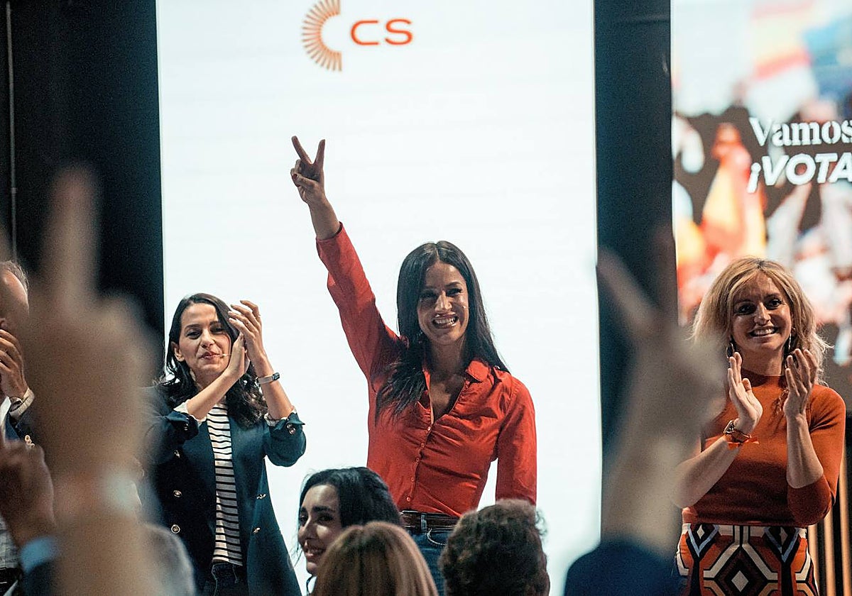Begoña Villacís, junto a Inés Arrimadas y Aruca Gómez (la candidata de CS a la Comunidad de Madrid), en el cierre de campaña