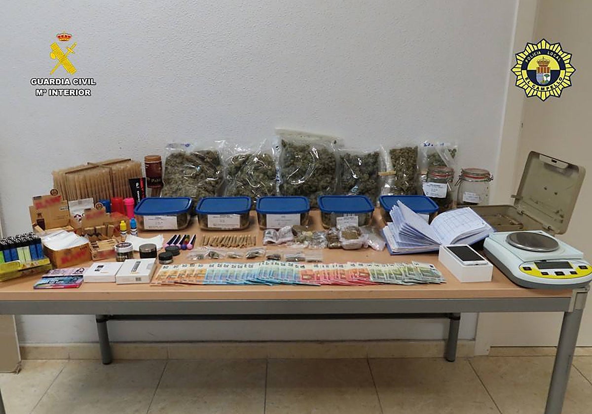 Imagen de la droga, el dinero en metálico y todos los utensilios de manipulación requisados por la Policía