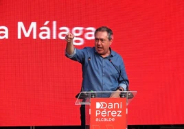 Espadas se va de «fiesta» a Málaga en mitad del escándalo con los votos y el secuestro: «Hoy no hablamos de desastres»