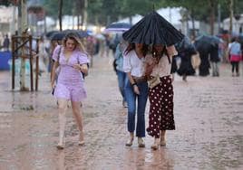 Lluvia Feria de Córdoba 2023 | Un fuerte aguacero empapa la noche del jueves en El Arenal