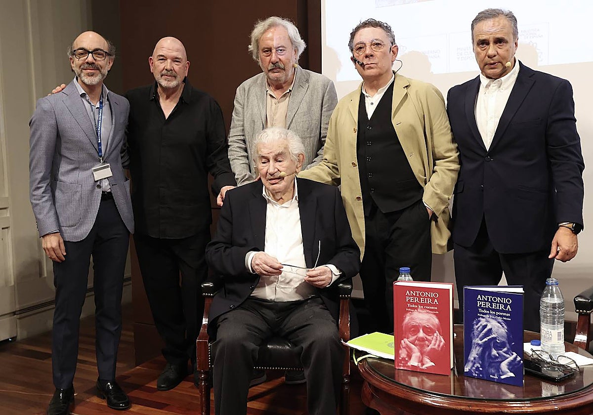 Homenaje a Antonio Pereira en su centenario. De (I a D), el director cultural de la Biblioteca Nacional, Javier Ortega, el arcodeonista, Cuco Pérez, Julio LLamazares, Antonio Gamoneda, Juan Carlos Mestre y Joaquin Otero Pereira.