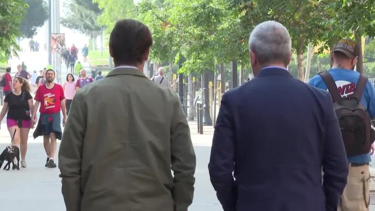 Collboni e Illa (PSC) pasean por la Rambla de Poblenou de Barcelona durante la jornada de reflexión