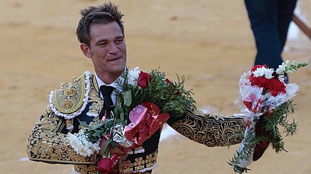 Julio Benítez agradece el cariño del público en Morón de la Frontera en una corrida en 2017