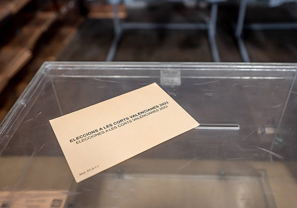 Imagen de un sobre para la elecciones a las Cortes Valencianas 2023
