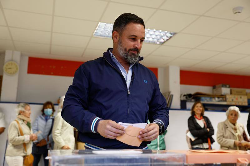 El líder de Vox, Santiago Abascal vota en un colegio electoral de Madrid,durante las elecciones municipales y autonómicas