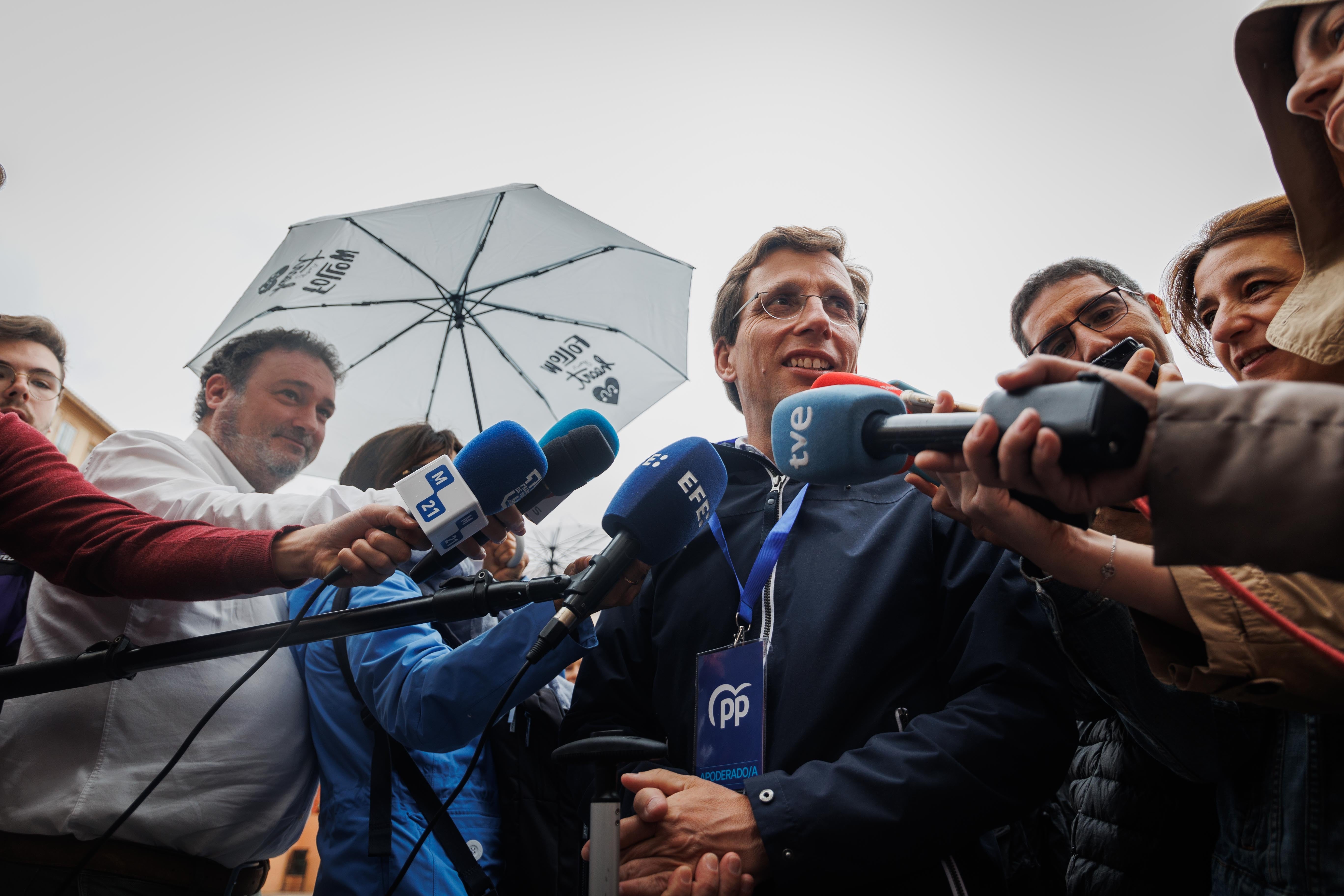 José Luis Martínez Almeida hace declaraciones a los medios este domingo, tras ejercer su derecho al voto en el CEIP José Ortega y Gasset en las elecciones 