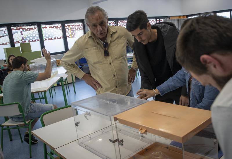 El delantero de la Real Sociedad Carlos Fernández (d) acude este domingo a firmar en colegio electoral  en San Sebastián, ha sido designado primer suplente del segundo vocal.