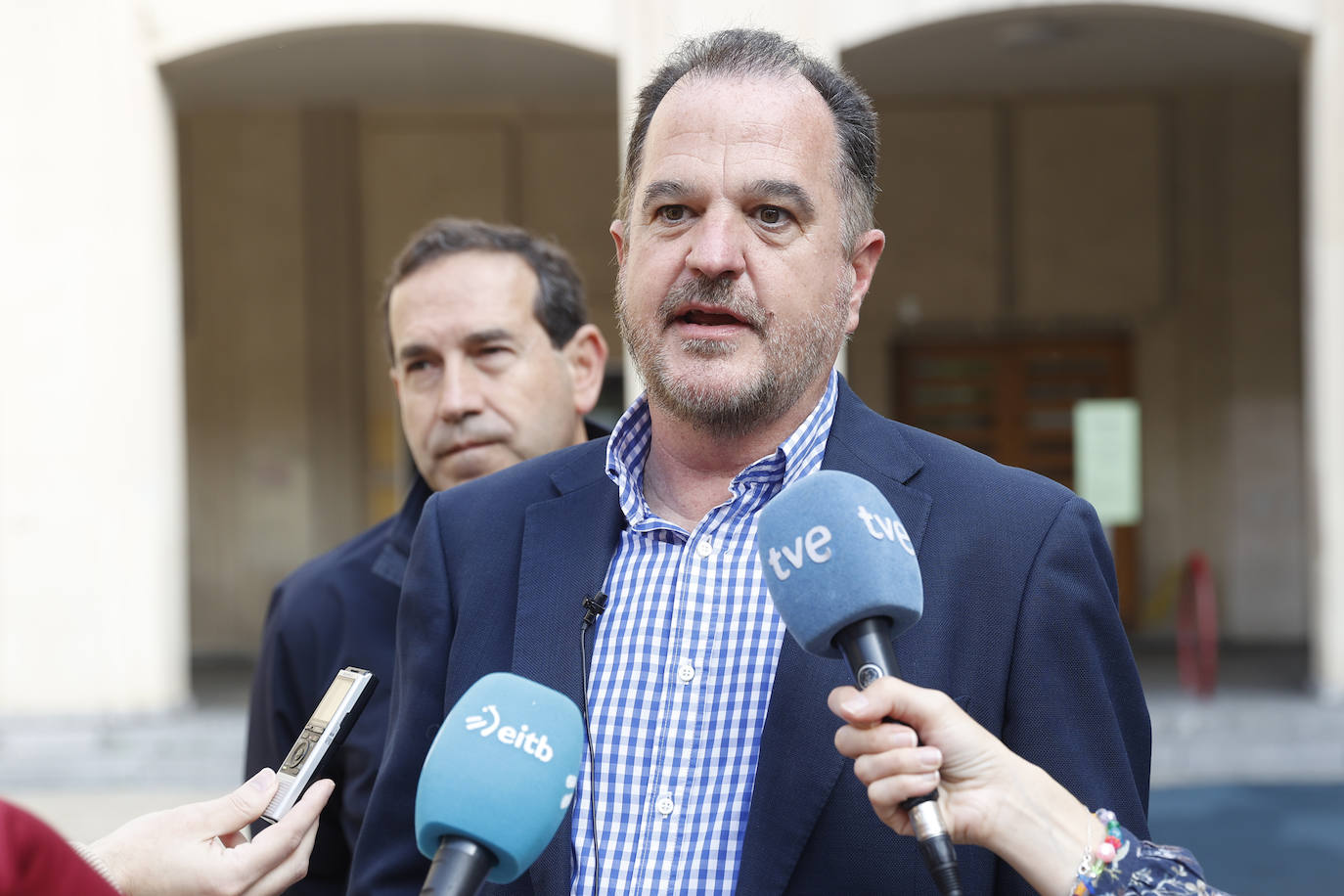 El presidente del PP vasco, Carlos Iturgaiz hace declaraciones a los medios este domingo, tras votar en un colegio electoral en Getxo, Bizkaia