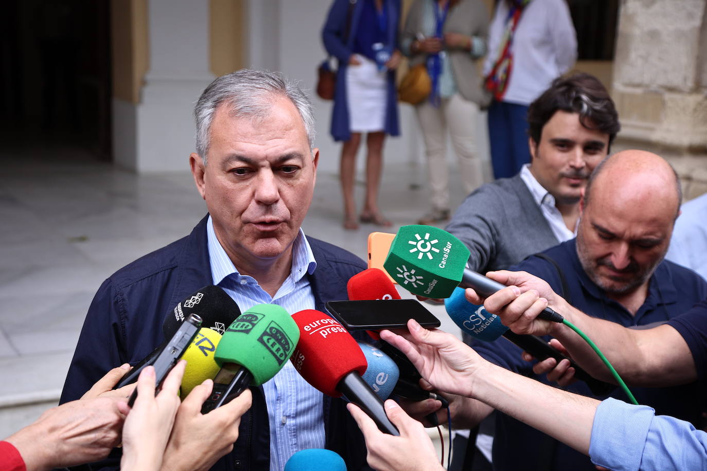 El candidato del PP a la Alcaldía de Sevilla, José Luis Sanz, tras ejerce su derecho al voto en los comicios municipales, atiende a los medios de comunicación en el Ayuntamiento de Sevilla