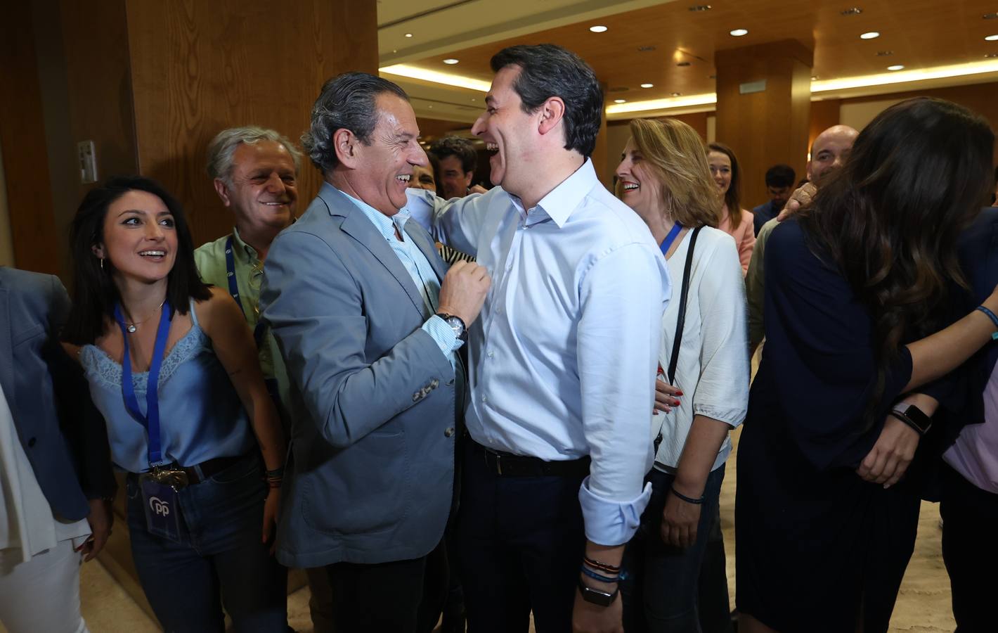 El ambiente electoral en la sede del PP, en imágenes