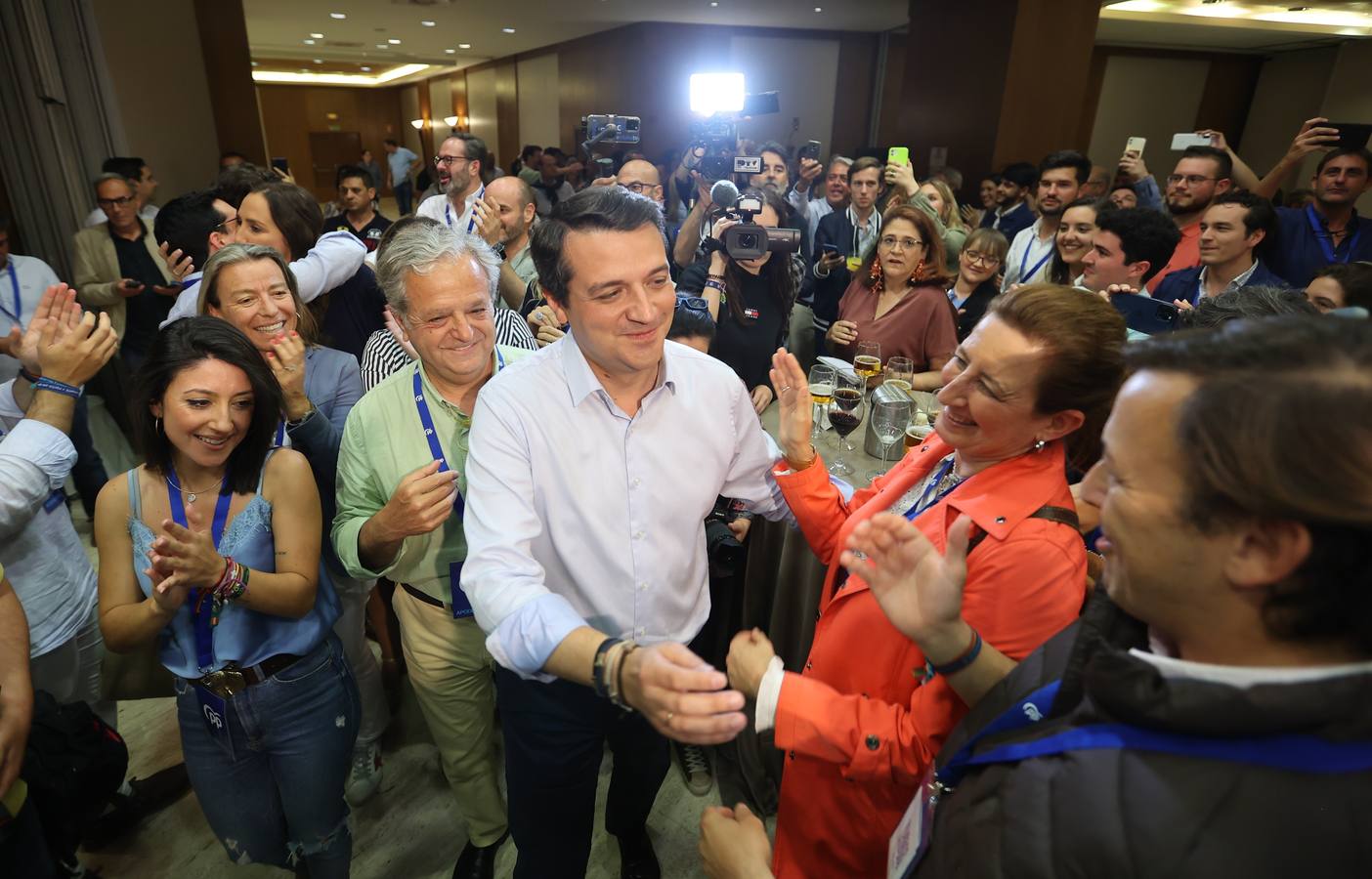 El ambiente electoral en la sede del PP, en imágenes