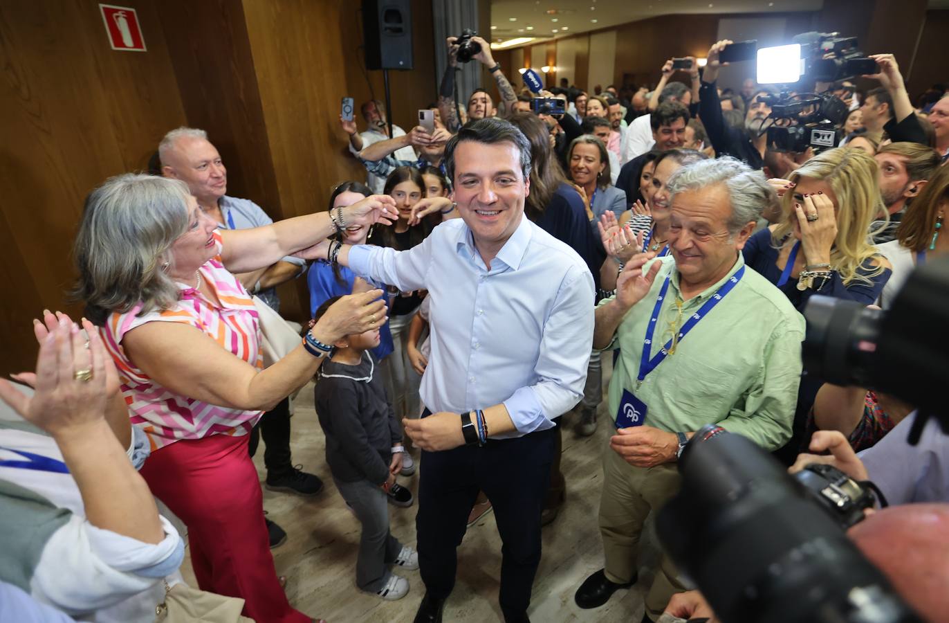 El ambiente electoral en la sede del PP, en imágenes