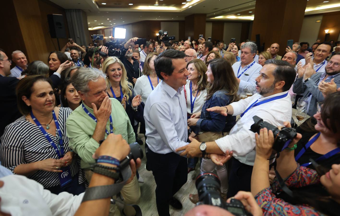 El ambiente electoral en la sede del PP, en imágenes