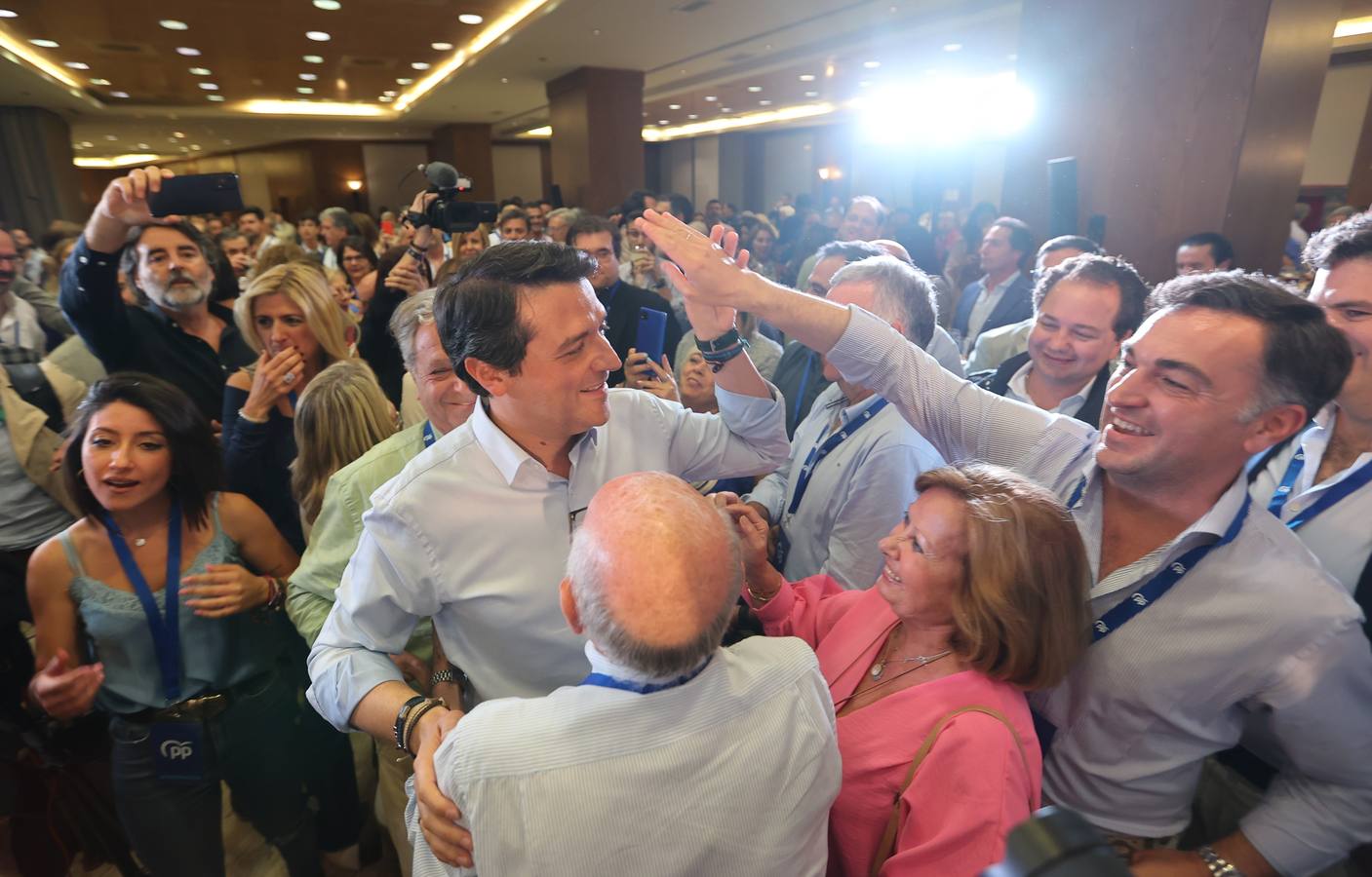 El ambiente electoral en la sede del PP, en imágenes