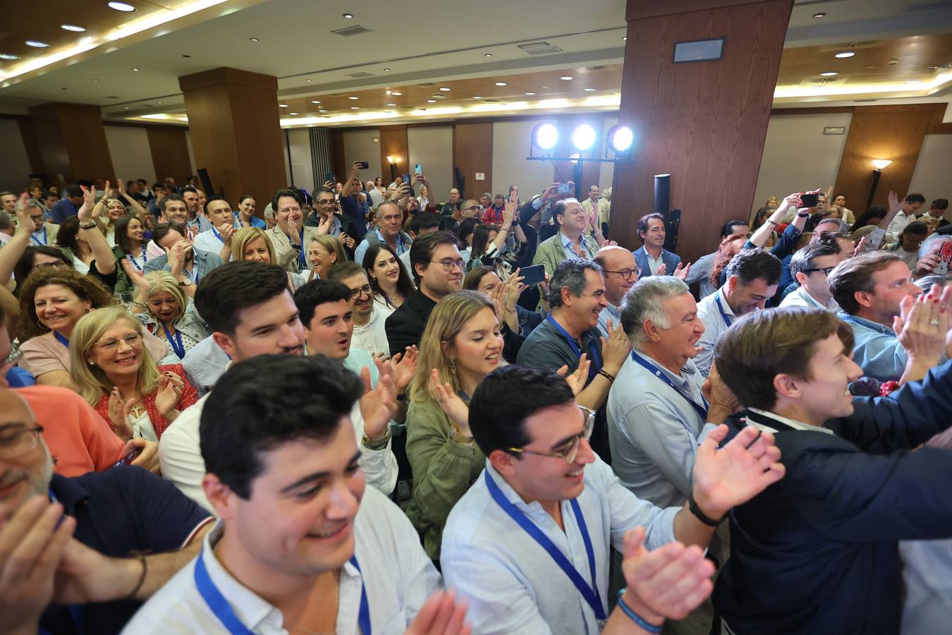 El ambiente electoral en la sede del PP, en imágenes