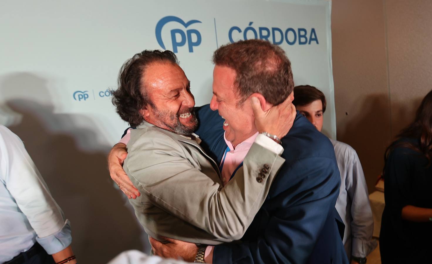 El ambiente electoral en la sede del PP, en imágenes