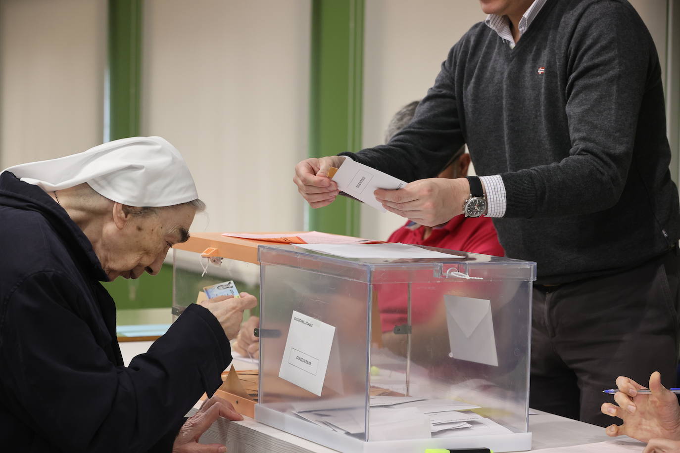 Jornada de votaciones en los colegios electorales de Madrid con motivo de las elecciones municipales y autonómicas del 28-M.