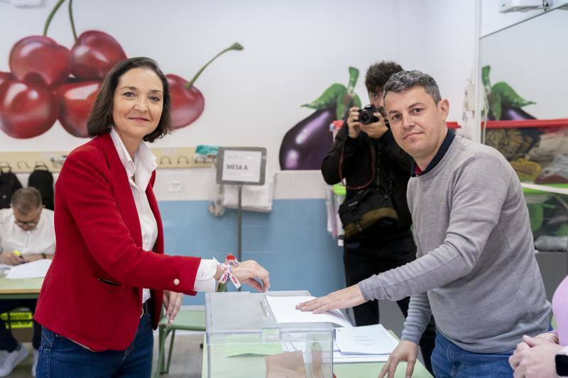 La exministra de Turismo y candidata del PSOE para la Alcaldía de Madrid, Reyes Maroto, ejerce su derecho al voto en el Colegio Público Blas de Otero, a 28 de mayo de 2023, en Alcorcón